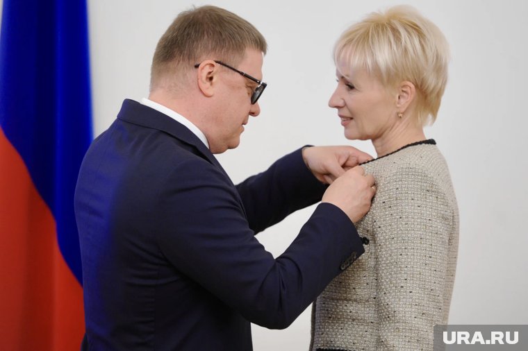Алексей Текслер вручил высокую награду Юлии Сударенко