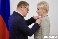 Алексей Текслер вручил высокую награду Юлии Сударенко