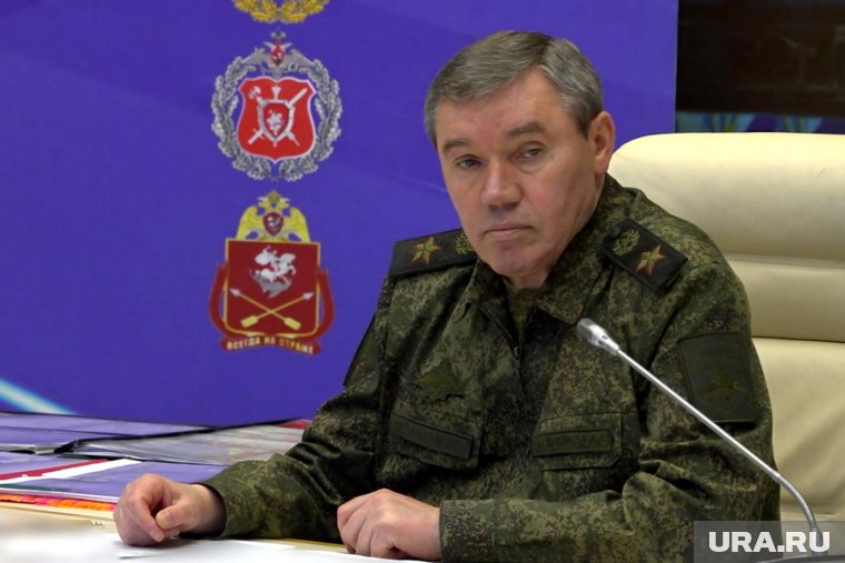 Валерий Герасимов вручил награды военнослужащим, сообщило Министерство обороны