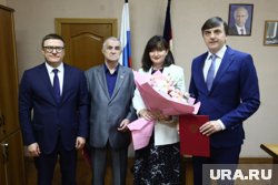 Александр Попов (второй слева) и Ирина Иоголевич получили награды из рук Сергея Кравцова и Алексея Текслера