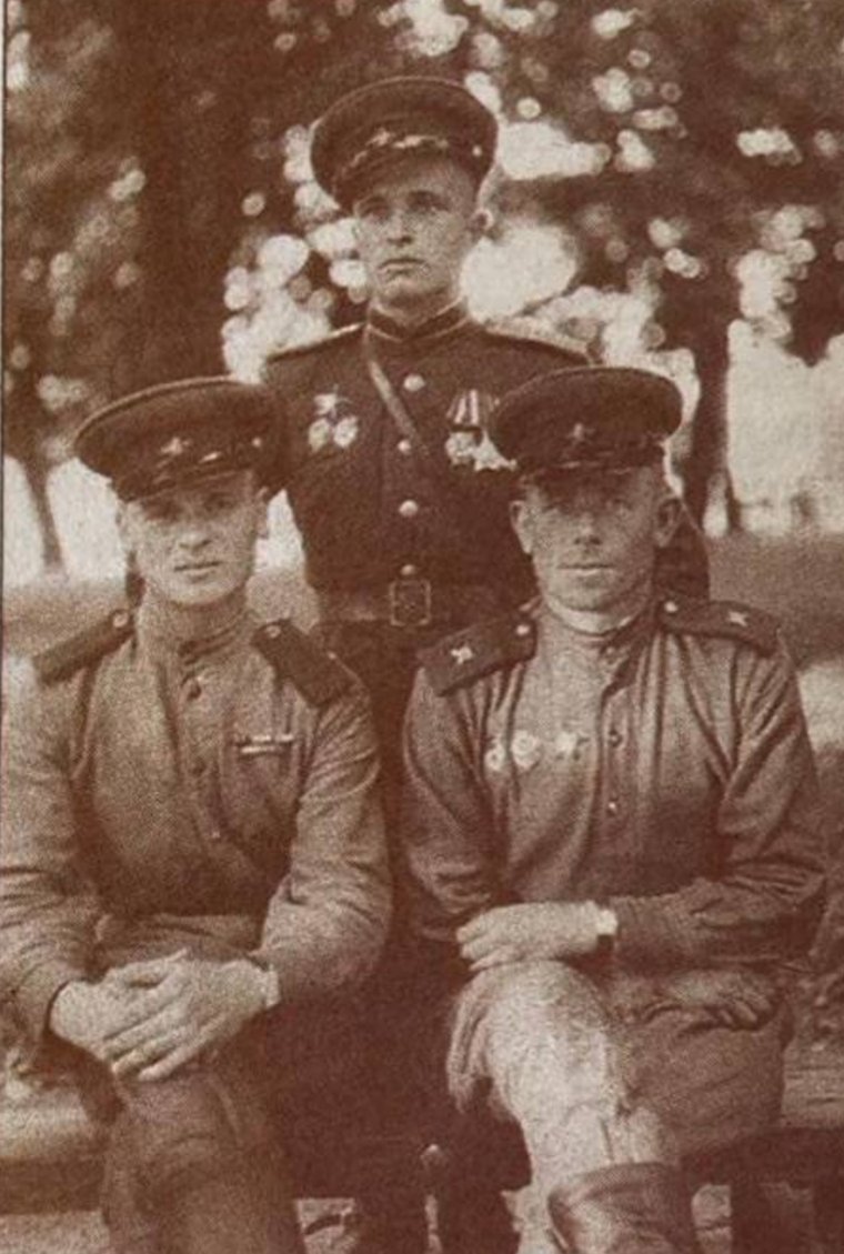 Петр Селюков слева