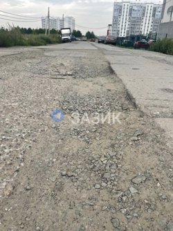 Грузовики разбивают временную дорогу у жилого комплекса в Кургане