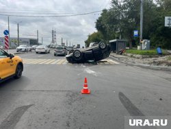 Одна из машин перевернулась на крышу 