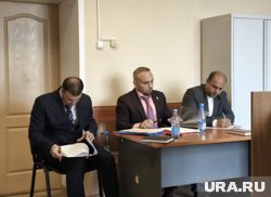 Бизнесмену Седому (на фото в центре) отказали в проведении новой экспертизы по школе