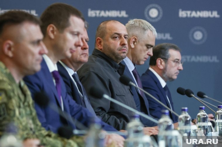 Украинская делегация прибыла на переговоры с РФ в костюмах, один человек камуфляже