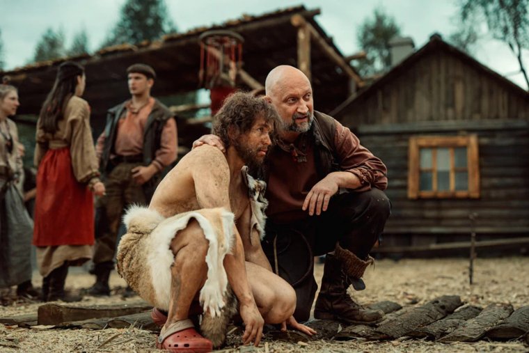 Сергей Романович (слева), вернувшийся в кинематограф, превратится в маугли в сериале «Хутор»