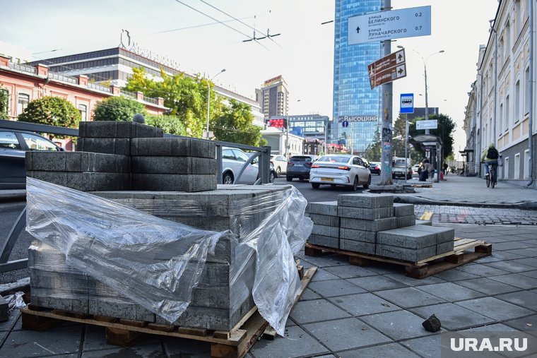 В дневное время на Малышева ремонтируют тротуар