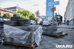 В дневное время на Малышева ремонтируют тротуар
