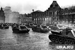 В Параде Победы в 1945 году участвовало 1850 единиц техники