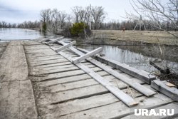 В деревне Лаптево восстанавливают мост после наводнения (архивное фото)