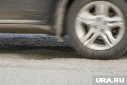 Огромную яму оставили после себя коммунальщики, менявшие трубы (архивное фото)