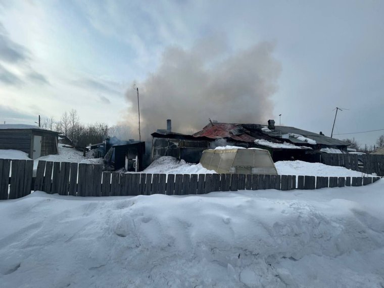 После обрушения крыши под завалами оказались двое пожарных