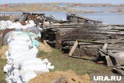 Из-за угрозы паводка в Нижневартовске возвели дамбу и создали резерв ресурсов
