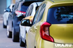 Автомобиль ехал по проезжей части двора
