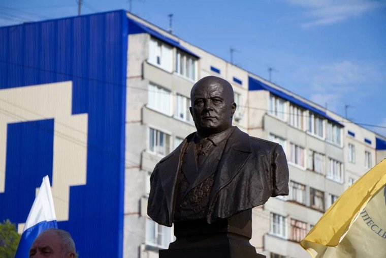 В названии организации на памятнике Голикову перепутали буквы