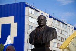 В названии организации на памятнике Голикову перепутали буквы