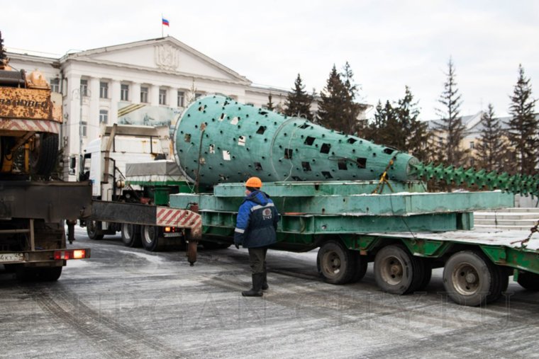 На центральной площади начали сборку новогодней елки