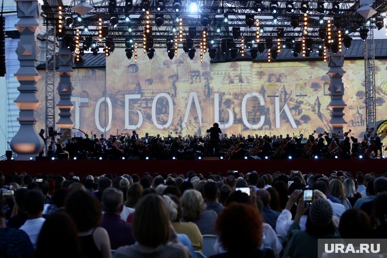 На мероприятие были раскуплены все билеты. Те зрители, что не смогли попасть на выступление – слушали у стен Кремля.