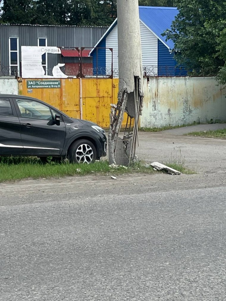 Жители Тюмени пожаловались на опасный столб