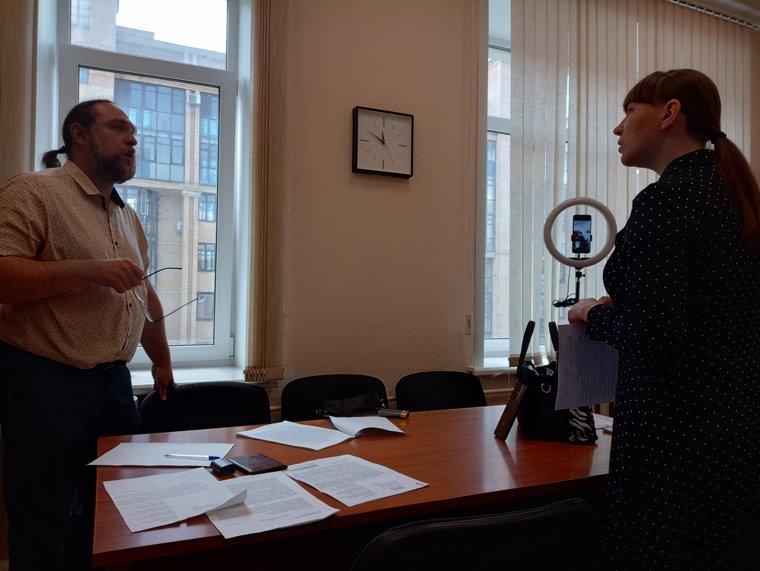 Юристка Ирина Пономарева вела запись судебного заседания на свой смартфон