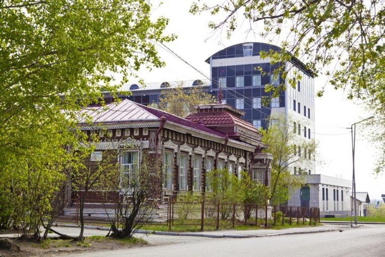 Одноэтажный деревянный особняк выделяется богатым резным декором