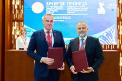 Губернатор ХМАО Руслан Кухарук и вице-президент компании  «Корпоративный центр ИКС 5» Василий Пушкин подписали соглашение