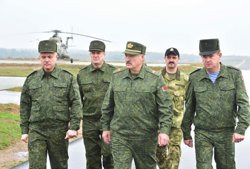 Беларусь будет воевать всеми возможными методами, заявил Лукашенко