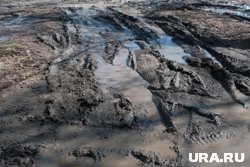 Школьный автобус с трудом преодолевает рытвины и ямы