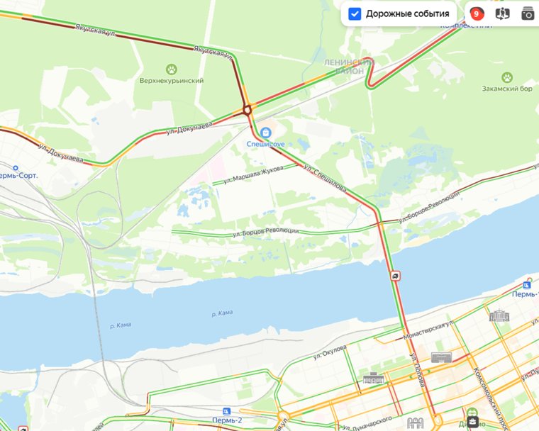 Жители Закамска стоят в пробке по пути в центр Перми