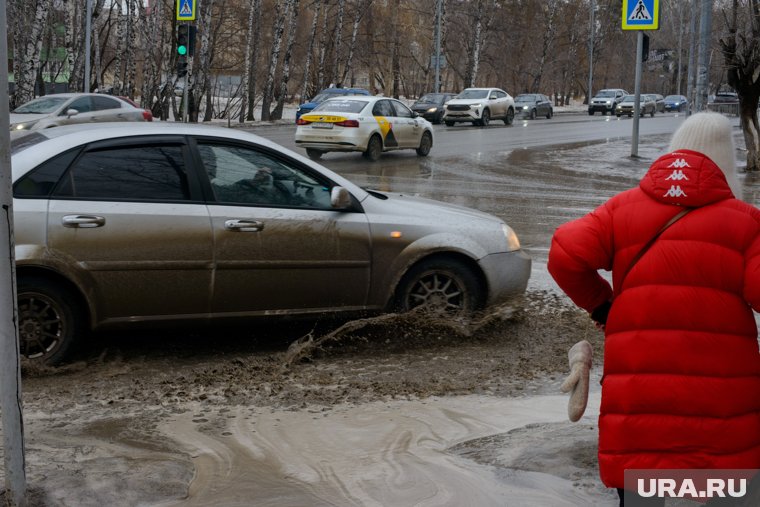 Тюменские улицы утопают в воде и грязи 