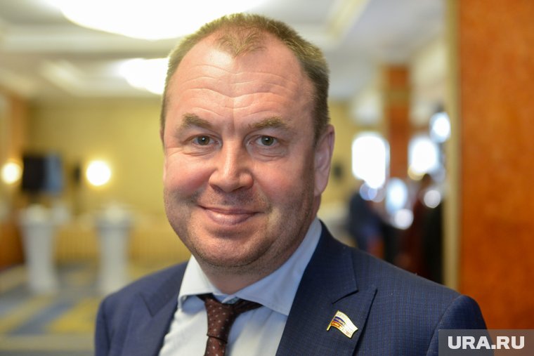 Станислав Наумов подарил министру спорта России талисман Парижского полумарафона