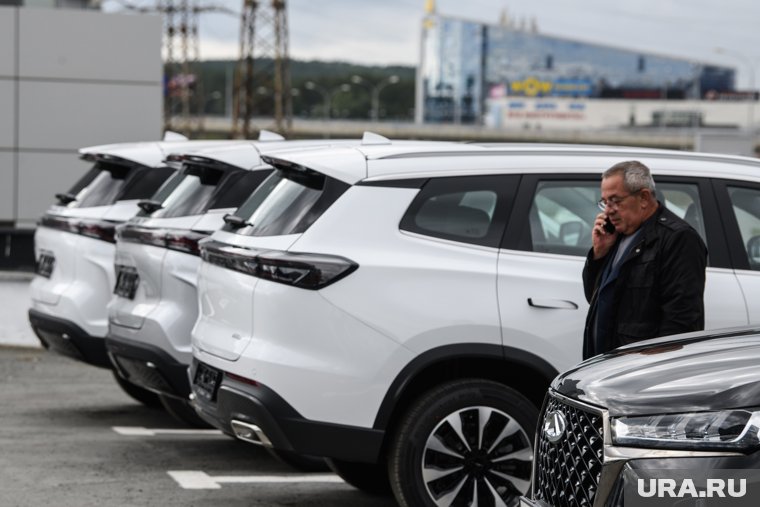 Запас автомобилей на складах дилеров эксперт оценивает примерно в 300 тысяч единиц