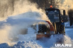 Сейчас накренившаяся стена завалена снегом