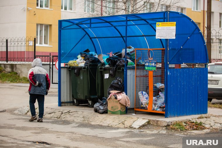 Рядом с мусорными баками часто оставляют пригодные вещи 