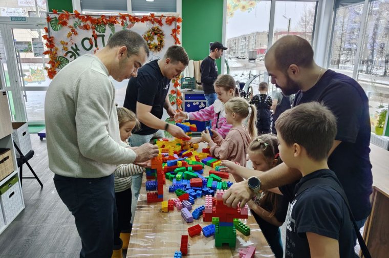 В одном из конкурсов папы заполняли игрушечные мусоровозы разными видами вторсырья, а дети - выбирали нужный контейнер для отходов