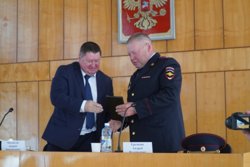 Майор полиции Андрей Еремкин (справа) стал новым начальником