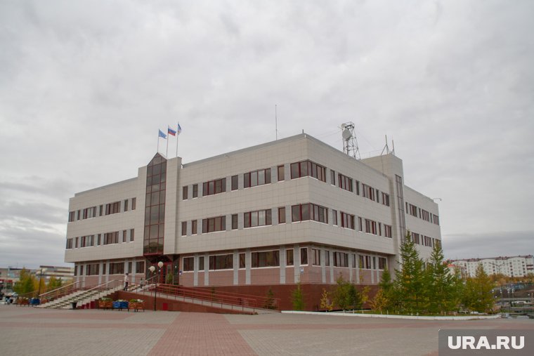 Судьбу участка земли на месте бывшего здания ЕДДС жителям Лабытнанги предложили решить в мэрии