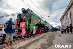 Пермяки посещают экскурсию внутри Поезда Победы