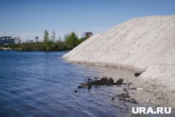 Пока территорию у озера не могут засыпать песком