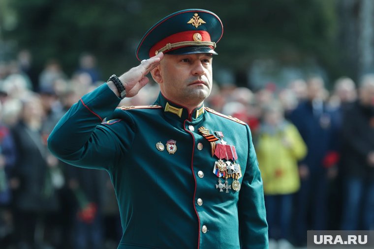 На параде Победы в Екатеринбурге Артем Жога в парадном кителе с орденами