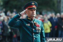 На параде Победы в Екатеринбурге Артем Жога в парадном кителе с орденами