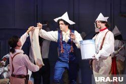 Сюжет комедии - каноничный, но элементы современности вкраплены в образы и детали