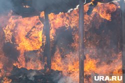 В Астрахани загорелся склад с мебелью