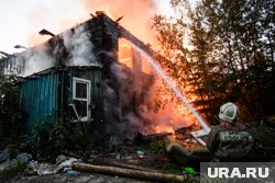 В Новом Уренгое горит деревянный дом. Фото