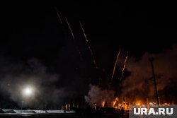 Видно было несколько ярких вспышек, а затем раздались сильные хлопки