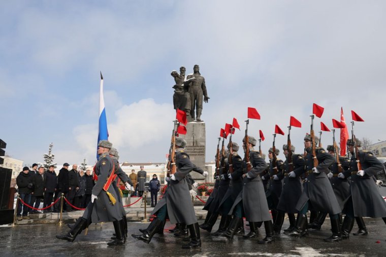 Также прошла рота почетного караула