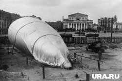 Заградительный аэростат противовоздушной обороны перед зданием Большого театра СССР на площади Революции в Москве