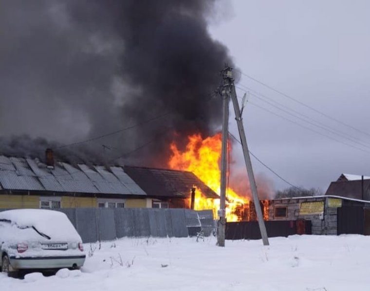 Огонь распространился на жилой дом