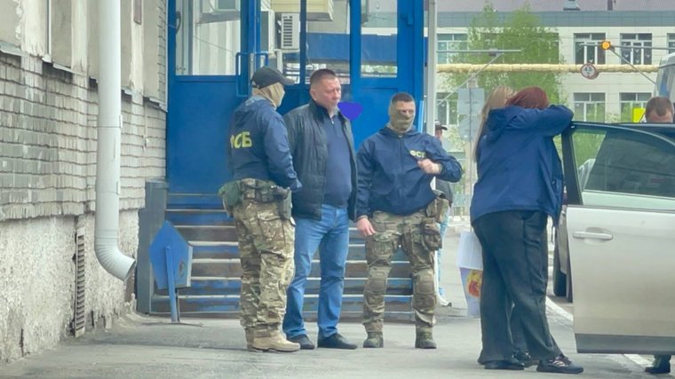 Возле офиса «Курганавтодора» заметили сотрудников ФСБ