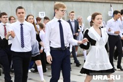 700 выпускников вышли на набережную в Тюмени 20 июня